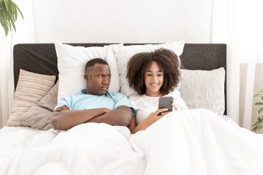 Koca internette ve sosyal ağlarda karısına olan bağımlılığından rahatsız.