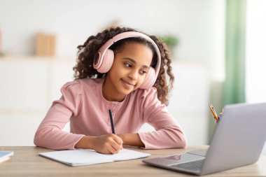 İHA kuryesi şehirde karton paketle uçuyor.