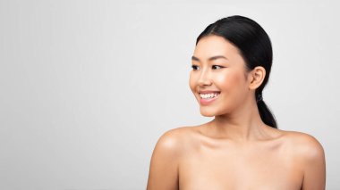 Gülümseyen Çinli Kadın Yan Tişörtsüz, Gri Arkaplan, Panorama