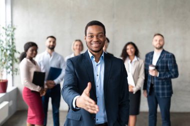 Başarılı Afrikalı Amerikalı İşadamı Ofiste El sıkışmak için elini uzatıyor