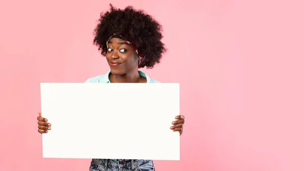 黑人妇女在粉红背景下展示空纸海报，全景 — 图库照片