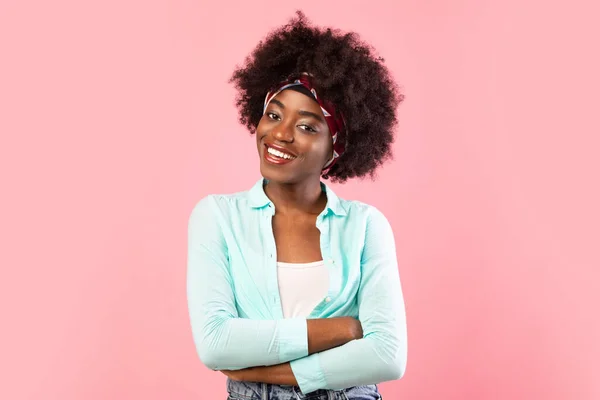 Retrato de mulher milenar africana posando sobre fundo rosa — Fotografia de Stock