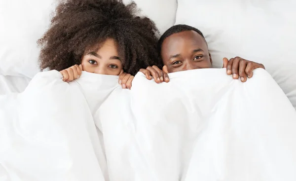 Pareja ridícula, diversión juntos en casa, buenos días y familia feliz en tiempo libre —  Fotos de Stock