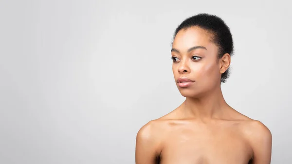 Retrato de mulher negra olhando para além posando sem camisa, fundo cinza — Fotografia de Stock