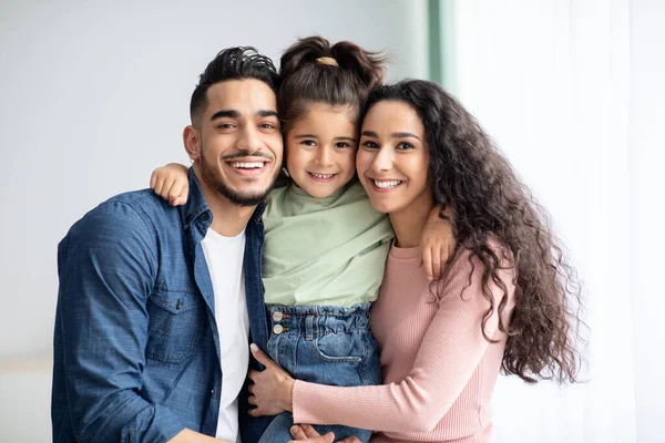 Retrato da família feliz do Oriente Médio de três posando juntos em casa — Fotografia de Stock