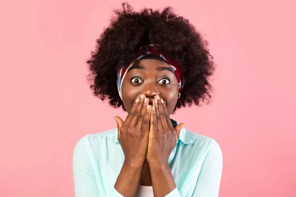 Heyecanlı Siyahi Kadın Ağzı Kaplıyor Pembe Stüdyo Arkaplanı Üzerine Poz Veriyor — Stok fotoğraf