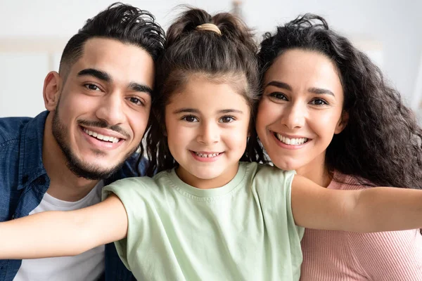 Unga familjeporträtt. Söt liten flicka som tar selfie med sina arabiska föräldrar — Stockfoto