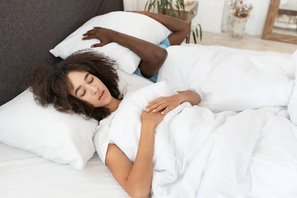 Kronik uykusuzluk, sağlık rüyası, yatakta dinlenme ve ilişkilerde sorun — Stok fotoğraf