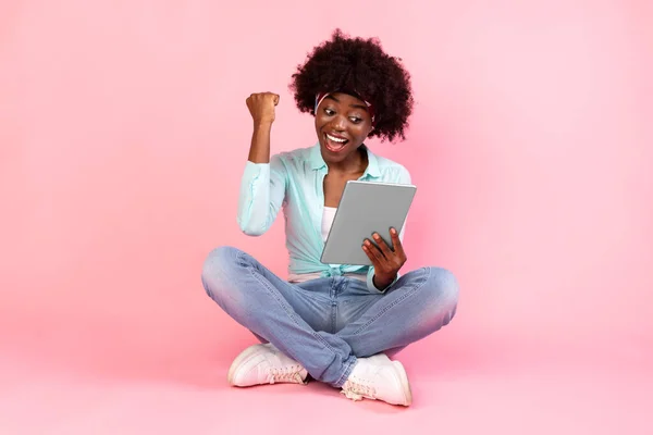 Mujer africana alegre con tableta digital Gestos Sí, fondo rosa — Foto de Stock