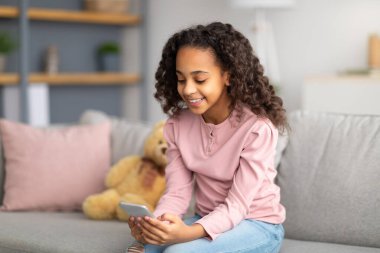 İHA kuryesi şehirde karton paketle uçuyor.