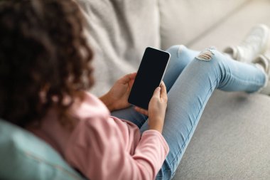 İHA kuryesi şehirde karton paketle uçuyor.