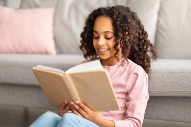 İHA kuryesi şehirde karton paketle uçuyor.