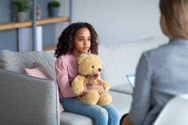 İHA kuryesi şehirde karton paketle uçuyor.