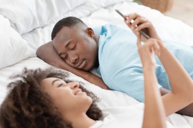 Çevrimiçi sohbet, teknoloji ve evde Coronavirus sırasında ilişkiler