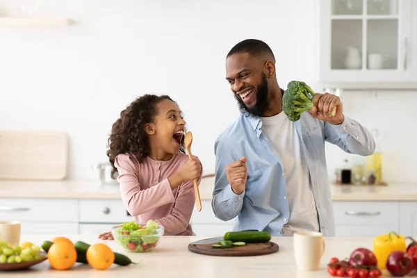 Siyah baba ve kızı mutfakta birlikte şarkı söylüyorlar. — Stok fotoğraf