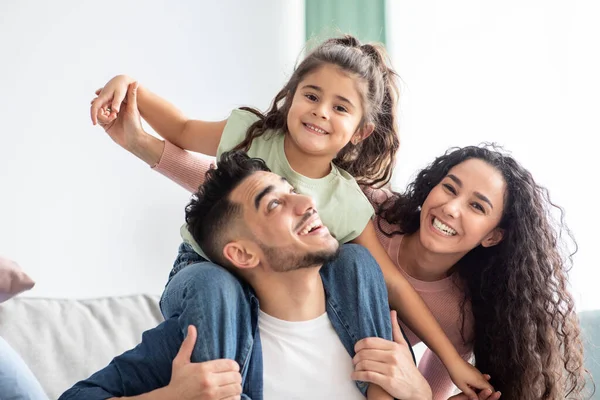 Fechar de família árabe feliz de três se divertindo juntos em casa — Fotografia de Stock