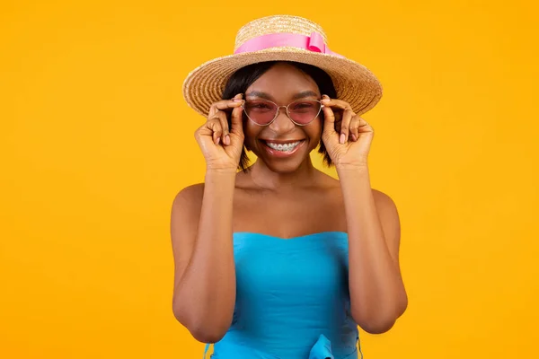 Retrato de bela mulher afro-americana em roupa de verão na moda em fundo estúdio laranja — Fotografia de Stock