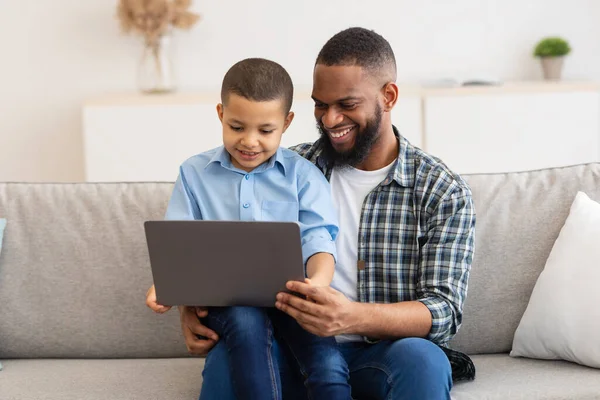Αφρικανός μπαμπάς διδασκαλία γιος Πώς να χρησιμοποιήσετε το φορητό υπολογιστή στο σπίτι — Φωτογραφία Αρχείου