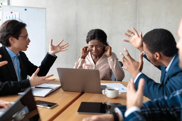 Colegas enojadas gritando al gerente femenino durante la reunión en el cargo — Foto de Stock