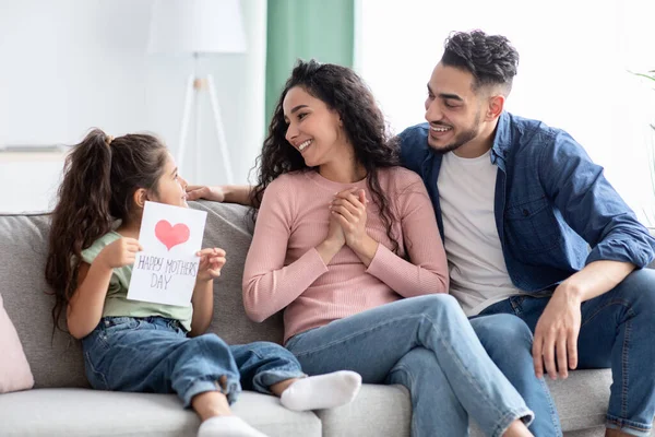 Joyeuse fête des mères. Souriant petite fille tenant carte de vœux pour sa mère — Photo