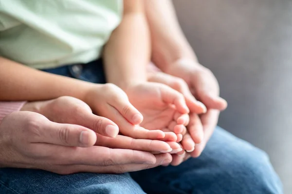Närbild Skott av mamma, pappa och barn placera sina händer tillsammans — Stockfoto