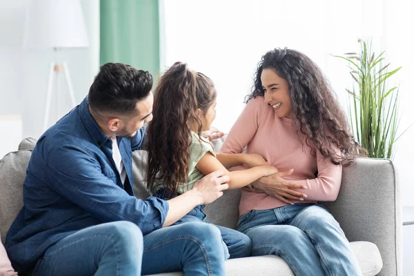 Älska arabiska familjen av tre band hemma, ha kul tillsammans — Stockfoto