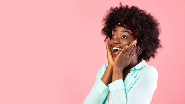 Opgewonden zwarte vrouw schreeuwen aanraken gezicht op zoek naar opzij, roze achtergrond — Stockfoto