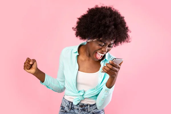 Emocional preto milenar senhora gritando em Smartphone sobre fundo rosa — Fotografia de Stock