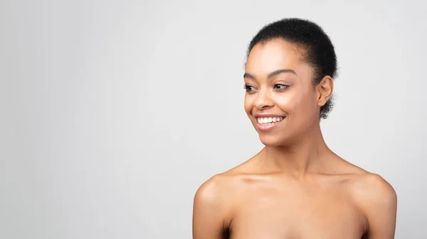 Happy African Lady Looking Aside At Free Space, Gray Background — Stock Photo, Image