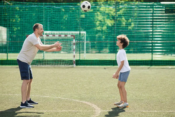 Sportive dad playing soccer with his son — Stock Photo, Image