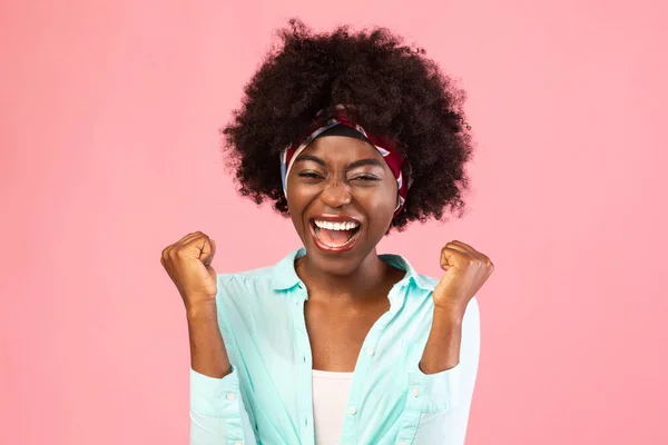 감정적 부쉬 흑인 여성, 인기있는 성공을 축하하다, 핑크 배경 — 스톡 사진