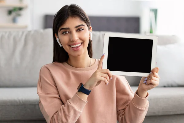Mujer mostrando pantalla de tableta vacía en blanco para maqueta —  Fotos de Stock