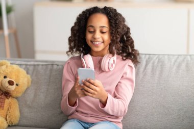 İHA kuryesi şehirde karton paketle uçuyor.