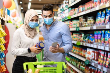 Süpermarkette Alışveriş Yaparken Akıllı Telefon Tarama Ürünlerini kullanan Müslüman Çift