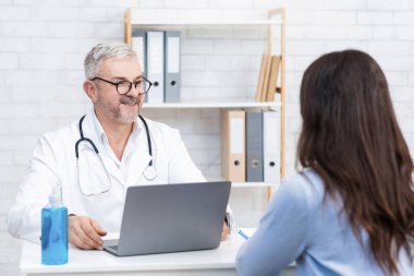 Klinikteki uzmanların çalışmaları için doktor ve cihazlarla modern istişare