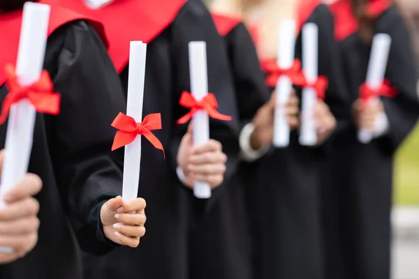 Nicht wiederzuerkennende Gruppe von Hochschulabsolventen mit Diplom — Stockfoto