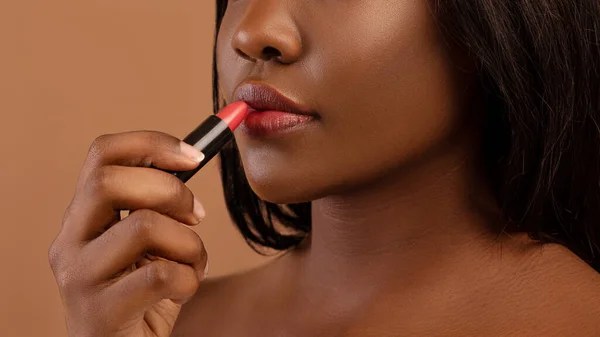 Dipotong dari wanita hitam menggunakan lipstik warna-warni — Stok Foto