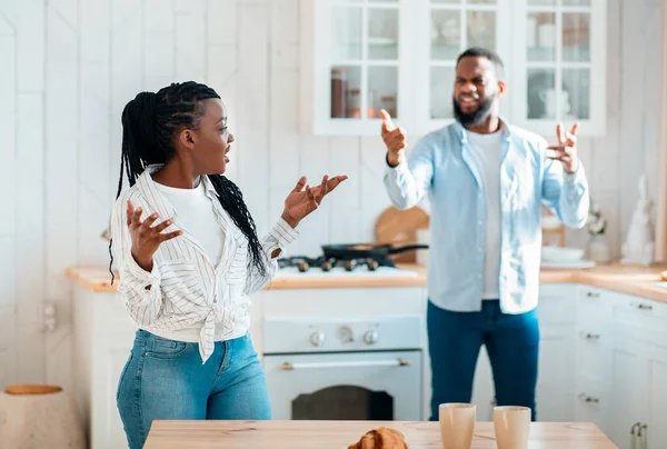 Combat domestique. Portrait de conjoints noirs agacés se disputant émotionnellement dans la cuisine — Photo