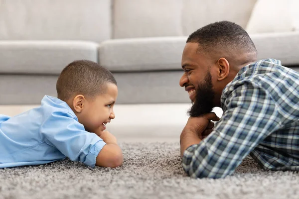 Africano papà e figlio guardando a vicenda a casa — Foto Stock