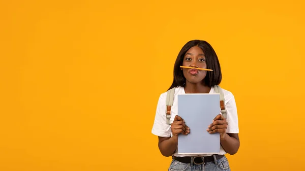 Linda africana americana estudiante con libros sobre amarillo — Foto de Stock