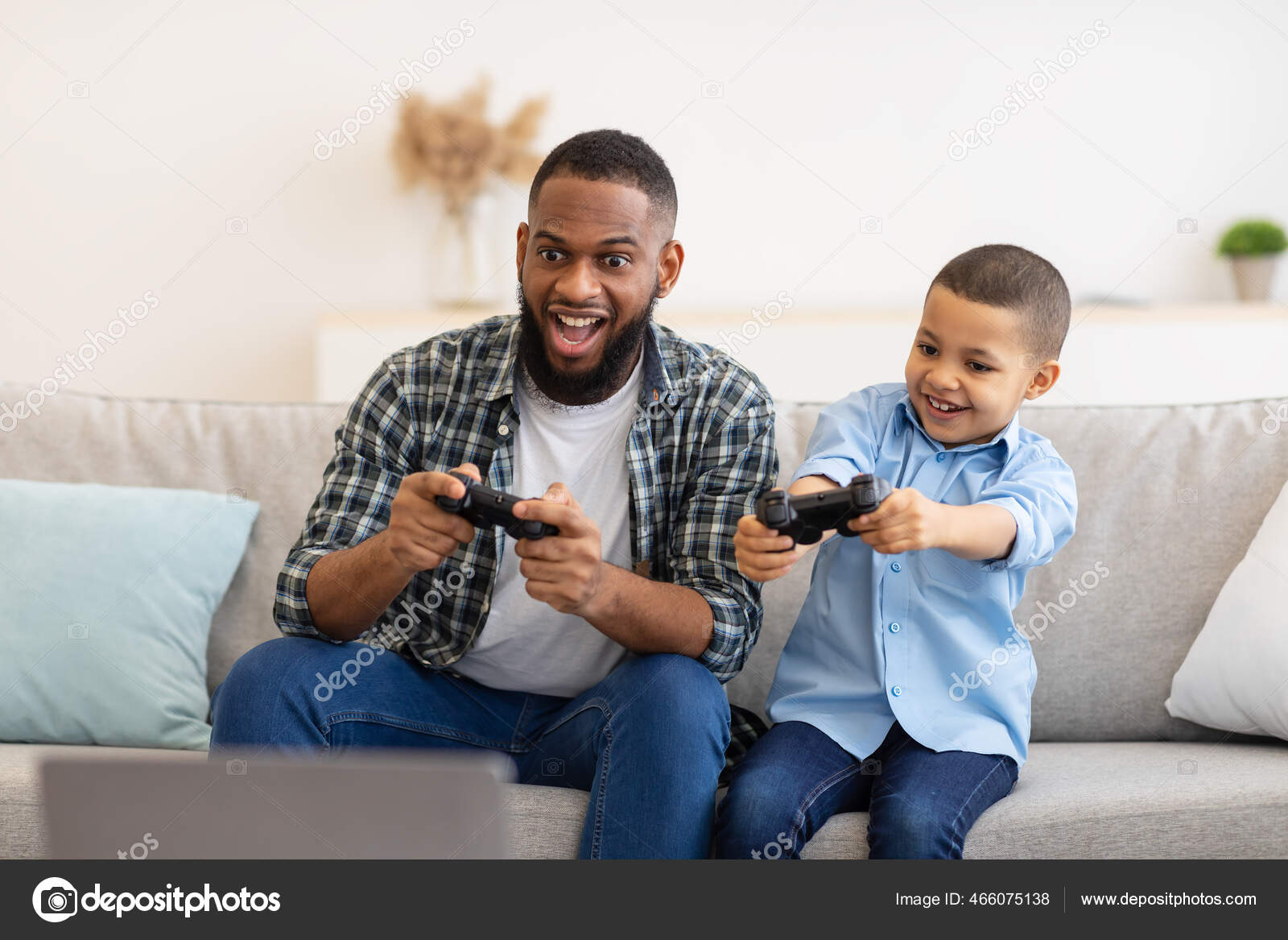 Dois meninos estão competindo em um jogo para celular