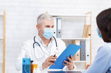 Covid-19 virüsü sırasında klinikte reçete yazıyor.