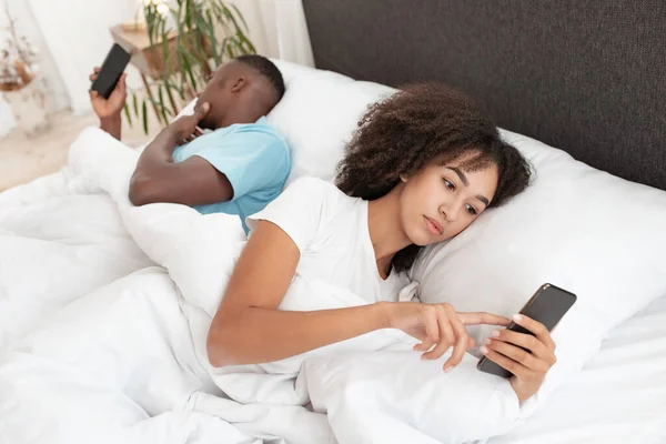 일, 온라인 채팅, 가정 문제, 현대의 기기들은 공들인 -19 년 동안 침대에 누워야 한다. — 스톡 사진