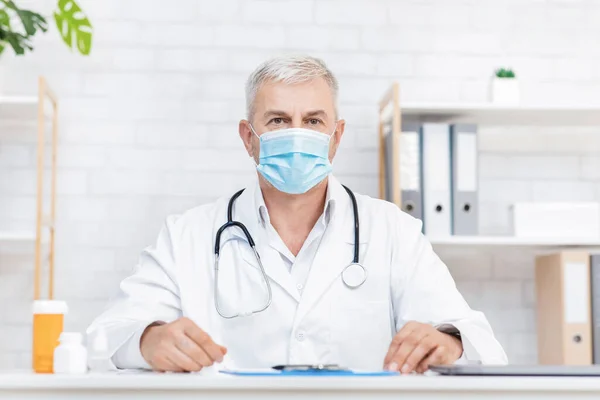 Tratamiento médico, visita al médico durante el brote de covid-19 en la clínica — Foto de Stock