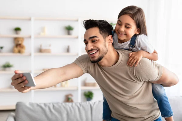 Pai alegre tomando selfie com filha bonito — Fotografia de Stock