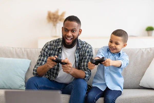 Excitada Africano papai e filho menino jogando jogo em casa — Fotografia de Stock