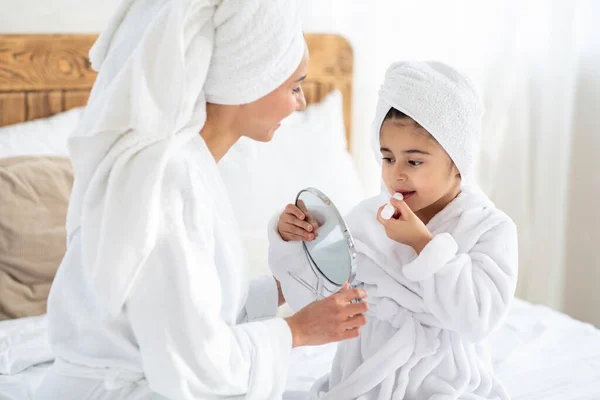 Κοριτσάκι που κοιτιέται στον καθρέφτη, βάζει κραγιόν — Φωτογραφία Αρχείου