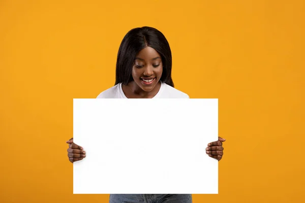 Mulher preta bonita segurando placa em branco para publicidade — Fotografia de Stock