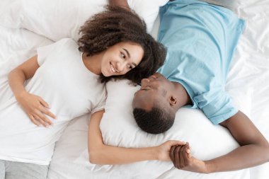 Evde birlikte mutlu olmak, hafta sonları dinlenmek ve rahatlamak.