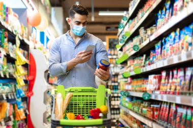 Süpermarkette Yemek Seçen Akıllı Telefonlu Arap Adam Tarama Ürünleri